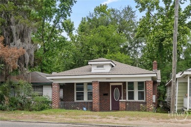 Welcome to this beautifully renovated bungalow in the heart of - photo 2