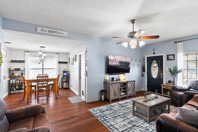 Back ON MARKET, no fault of seller! Spacious 4-bedroom, 2-bath - photo 3