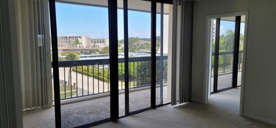 2/2 UNIT, OPEN KITCHEN, PANTRY & BREAKFAST AREA, TILED DINING - photo 2