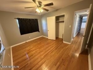 Easy access to downtown and shopping. Quiet neighborhood - photo 2