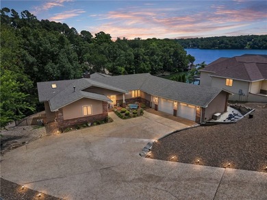 Luxury lakefront living on beautiful Loch Lomond. Nearly 4,000 - photo 1
