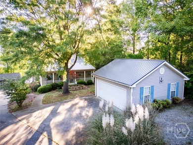 Charming lake cottage with deep water access (approximately 30 - photo 1