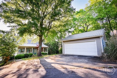 Charming lake cottage with deep water access (approximately 30 - photo 4