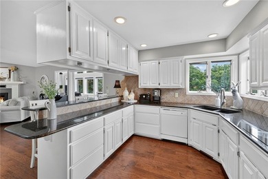 Luxury lakefront living on beautiful Loch Lomond. Nearly 4,000 - photo 5