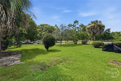 Situated directly on lively Hull Park in the heart of Ardsley - photo 3