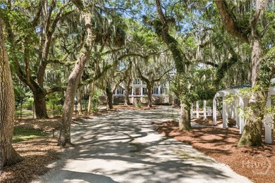Rare offering Nestled beneath a canopy of ancient oaks draped in - photo 4
