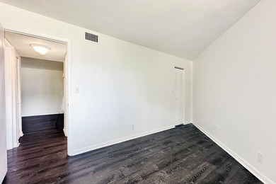 Freshly updated 2-bedroom, 1-bath condominium in Presidential - photo 11