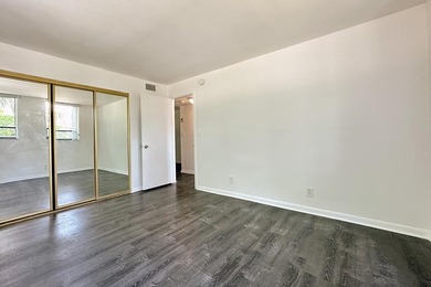 Freshly updated 2-bedroom, 1-bath condominium in Presidential - photo 16