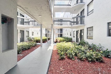 Freshly updated 2-bedroom, 1-bath condominium in Presidential - photo 19