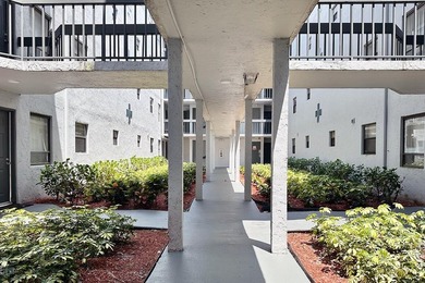 Freshly updated 2-bedroom, 1-bath condominium in Presidential - photo 20