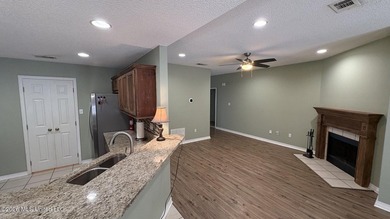 Extremely well updated and maintained home in a very convenient - photo 7
