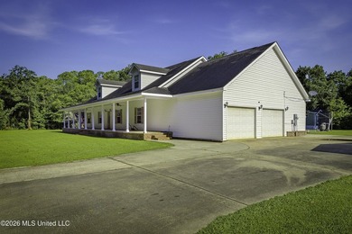 Enjoy the perfect blend of privacy and convenience with this - photo 3
