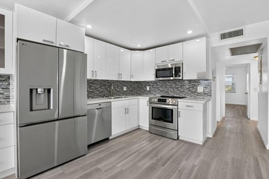 Welcome to this bright 2 bedroom, 1.5 bath condo on the top - photo 2
