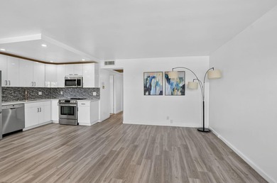 Welcome to this bright 2 bedroom, 1.5 bath condo on the top - photo 4