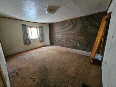 Large 4 bed 2 bath home on a flat corner lot with a concrete - photo 12