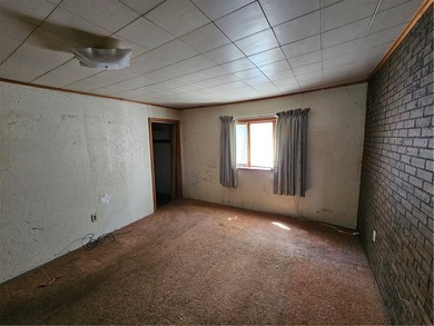 Large 4 bed 2 bath home on a flat corner lot with a concrete - photo 13