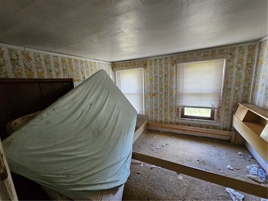 Large 4 bed 2 bath home on a flat corner lot with a concrete - photo 15
