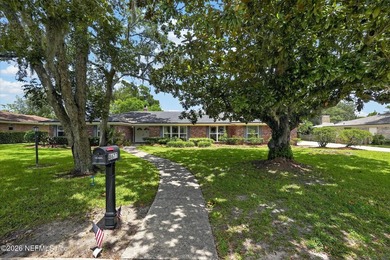 Villa San Jose charmer at 8677 San Servera Drive W! This roomy 3 - photo 3