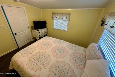 This waterfront bungalow is the perfect getaway located on a - photo 22