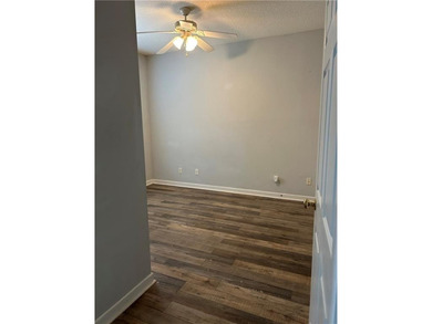 Charming 2 bedroom, 2 bath condo with privacy. No one on one - photo 7