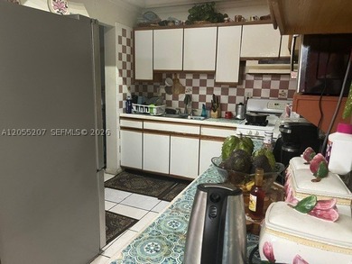 Nice 3/2 split plan in a great family neighborhood, totally - photo 4