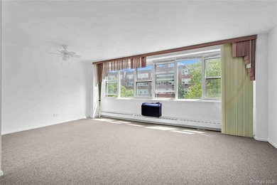 Welcome to this spacious and well-maintained co-op studio in the - photo 11