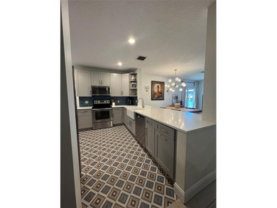 Beautifully renovated townhome in the desirable neighborhood of - photo 3