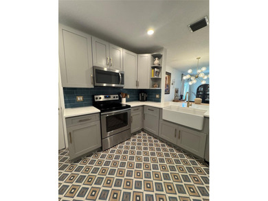 Beautifully renovated townhome in the desirable neighborhood of - photo 4