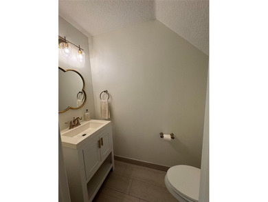 Beautifully renovated townhome in the desirable neighborhood of - photo 7