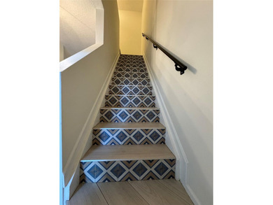 Beautifully renovated townhome in the desirable neighborhood of - photo 10
