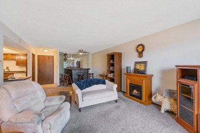 2 bedroom, 2 bathroom condo located in Crystal! When you walk in - photo 4