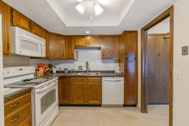 2 bedroom, 2 bathroom condo located in Crystal! When you walk in - photo 10