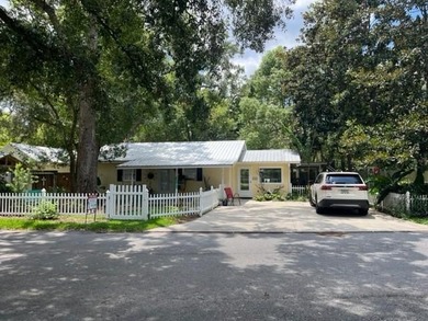 Large lot, small little creek in back New roof, water heater - photo 1