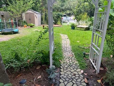 Large lot, small little creek in back New roof, water heater - photo 4