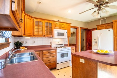 Addorable 3-bedroom home with classic charm and nearly 1,200 - photo 2