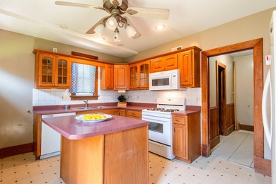 Addorable 3-bedroom home with classic charm and nearly 1,200 - photo 4