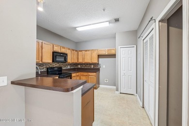 Welcome to this beautifully maintained 3-bedroom, 2-bath condo - photo 4
