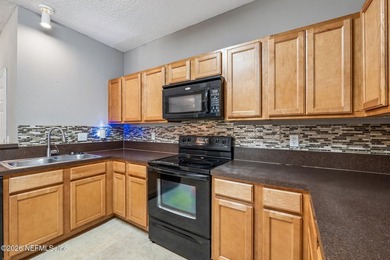 Welcome to this beautifully maintained 3-bedroom, 2-bath condo - photo 7