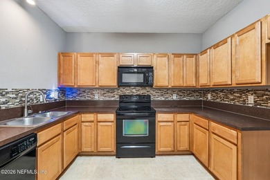 Welcome to this beautifully maintained 3-bedroom, 2-bath condo - photo 8