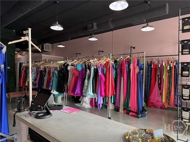 Amazing retail space with approximately 1400 square feet in - photo 3