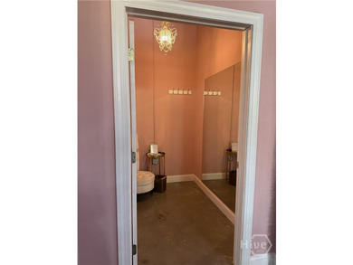 Amazing retail space with approximately 1400 square feet in - photo 5