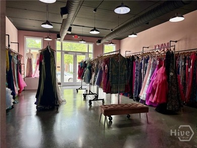 Amazing retail space with approximately 1400 square feet in - photo 6