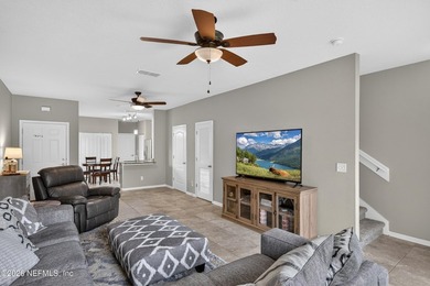 Welcome to this beautifully maintained 3-bedroom, 3-bathroom - photo 4