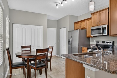 Welcome to this beautifully maintained 3-bedroom, 3-bathroom - photo 10