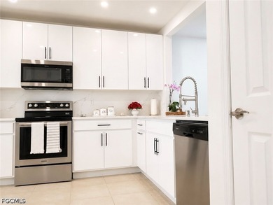 PRIME LOCATION! Beautifully updated home conveniently located - photo 21