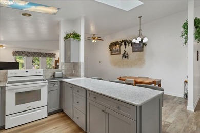 Welcome to 50 Pacific in beautiful Depoe Bay, Oregon! This - photo 30