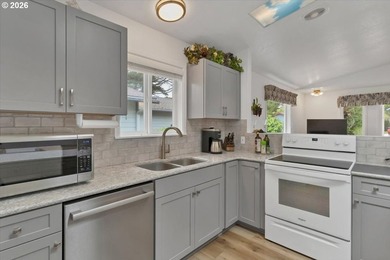 Welcome to 50 Pacific in beautiful Depoe Bay, Oregon! This - photo 31