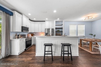 Island living, minutes from 450 years of history! This 3-bedroom - photo 4
