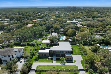 This unparalleled turnkey masterpiece in the heart of Pinecrest - photo 3
