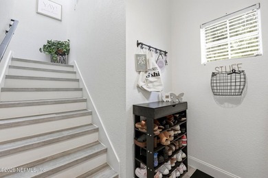 Beautifully updated 2 bedroom, 1 bath two-story corner unit - photo 4